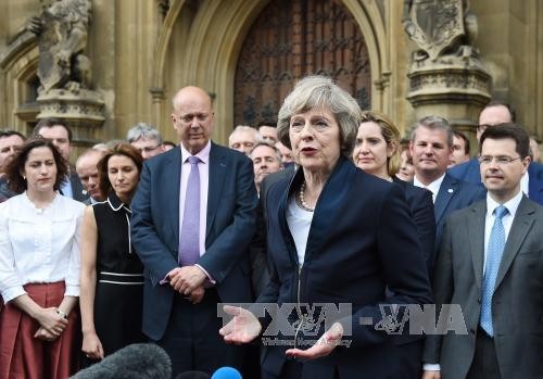 Theresa May à la tête du Royaume-Uni dès mercredi - ảnh 1